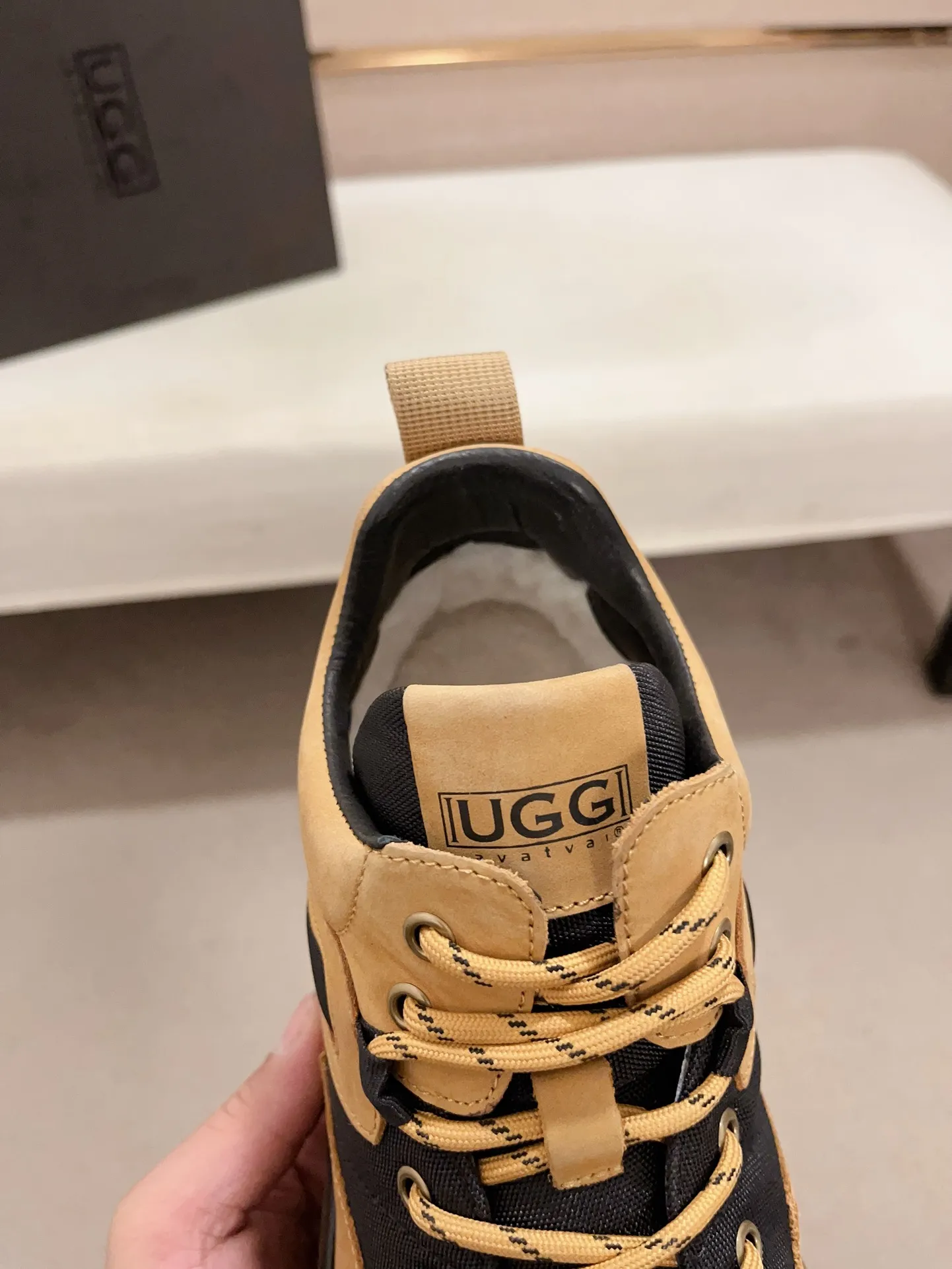 Factory Price: 360 Men's Men's Shoes💰North American Men's Shoes Ugg ☃️In the special sale of new high-quality men's shoes snow boots in autumn and winter, the nemesis of extreme cold weather! Made of cowhide leather, merino wool lining, and original outsole, whether driving, outdoor or daily wear, there is always one that suits you! Code number 39-44